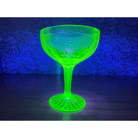 Vintage uranium glass Anchor Hocking Tall champagne goblet cameo pattern - Picture 1 of 10